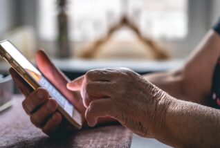RRT įspėja: siunčiamos melagingą informaciją skleidžiančios SMS