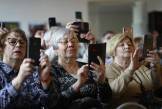 „Nė vienas nėra pamirštas“: skaitmeninės pamokos, kurios keičia gyvenimus